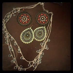 Necklace• 2 pairs of earrings